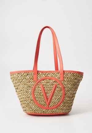 Gevlochten strooien draagtas met koraalroze leren rand, twee lange hengsels en een groot koraalkleurig rond "V"-logo aan de voorkant.