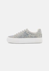 Sneakers argentati luccicanti con una parte superiore decorata con strass, punta arrotondata e suola spessa in gomma bianca. Presentano un design con lacci.