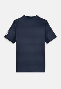 Maglietta atletica navy a maniche corte con strisce orizzontali testurizzate, colletto rigato e un accento verde a contrasto sulle maniche.