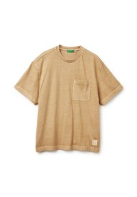 Béžové bavlněné tričko s kulatým výstřihem, krátkými rukávy a přední kapsou na prsou. Má texturovanou látku a štítek na bočním lemu.