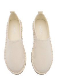 Bež platneni slip-on čevlji z pletenim jutom, ki imajo gladko teksturo in elastične stranske panele za enostavno obuvanje.
