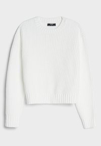 Vit stickad långärmad tröja med ribbad rundhals, muddar och nederkant, uppställd platt mot en ljus bakgrund.