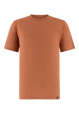 Einfaches, rostfarbenes T-Shirt mit kurzen Ärmeln und Rundhalsausschnitt, mit einem kleinen schwarzen Etikett am unteren linken Saum, auf weißem Hintergrund dargestellt.