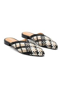 Mules tressés noir, blanc et beige, à bout pointu et talon bas. Présentent un tressage complexe et une semelle intérieure lisse.