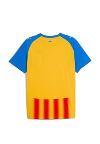 Chemise de sport bleue et jaune avec un col rond, des manches courtes et un détail de bas rayé rouge. Fabriquée en tissu léger.