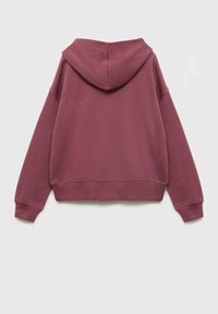 Bordeaux mikina s kapucí, s přední klokankou, oversized střih, žebrované manžety a lem. Měkká textilie s velkou, podšívkovou kapucí.