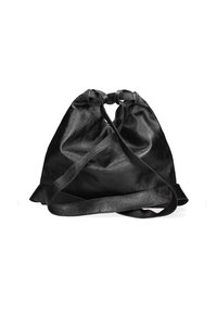 Zwarte leren trekkoord rugzak met een gladde textuur, brede platte schouderband en een gestrikte bovenkant. Heeft een slungelige vormgeving en geen zichtbare hardware.