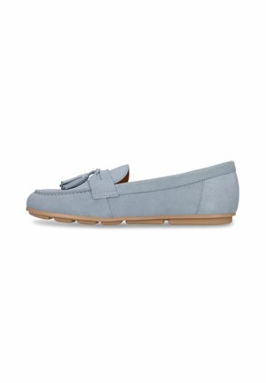 Mocassino in suede azzurro chiaro con nappine, modello senza lacci e suola in gomma color marrone chiaro, mostrato di profilo su sfondo bianco.