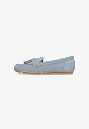 Lichtblauwe suède loafer met tassels, instapmodel en een tan rubberen zool, weergegeven in zijaanzicht tegen een witte achtergrond.