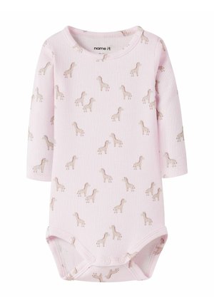 Jasnoróżowy prążkowany body niemowlęcy z długimi rękawami, zatrzaskami na dole i małymi brązowymi nadrukami żyraf na całej powierzchni.