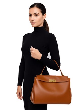 Borsa a tracolla in pelle marrone con forma strutturata, chiusura in metallo dorato e manico superiore. La superficie è liscia con una leggera lucentezza.