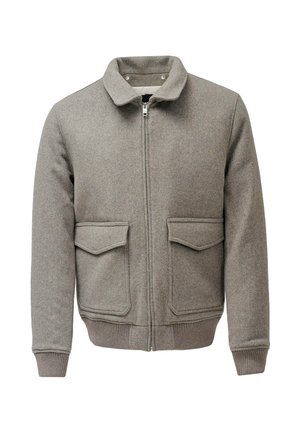 Chaqueta gris forrada con forro polar, cierre frontal con cremallera, cuello puntiagudo y dos grandes bolsillos en el pecho. Puños y dobladillo acanalados que proporcionan un ajuste ceñido.