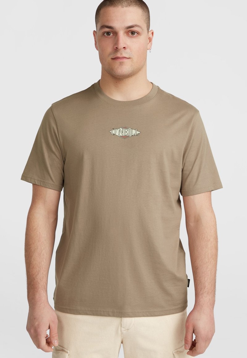 Kaki kortärmad t-shirt i bomull med en central logotyp i grönt och mönstrad design, rund halsringning och vanlig passform.