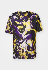 Svart t-shirt med ett livfullt abstrakt mönster av gula, lila och vita grafiska former som föreställer figurer och ansikten. Korta ärmar.