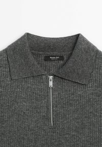 Szary prążkowany sweter dzianinowy z półgolfem zapinanym na zamek i klasycznym kołnierzem. Zawiera metkę z logo "Massimo Dutti".