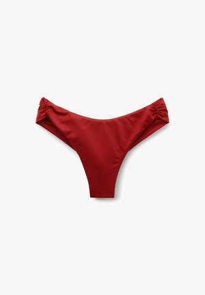 Červené spodní díly bikinek s nařasenými elastickými stranami, zobrazené na plochém bílém pozadí.