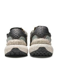 Scarpe sportive con materiale testurizzato scuro, accenti grigi e una suola intermedia bianca maculata. Suola esterna in gomma nera con battistrada per una buona aderenza.