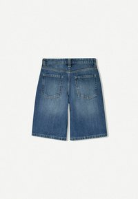 Jeansshorts i mellanblått med avslappnad passform, har två bakfickor, synlig sömnad och en rak nederkant.