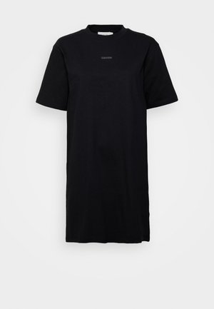 Rochie din bumbac negru, cu mâneci scurte, gât rotund și un mic logo Calvin Klein, centrat pe piept. Design simplu.
