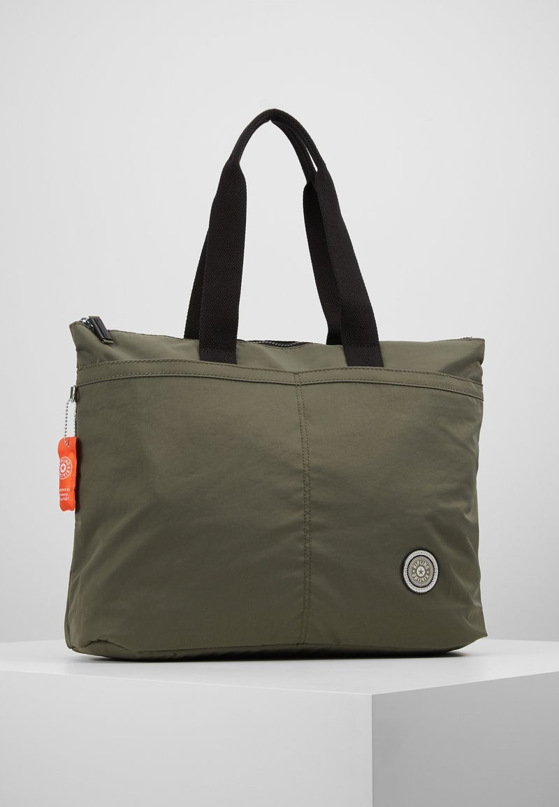 Sac fourre-tout vert olive avec poignées noires, un logo rond en bas à droite et une étiquette de tirette orange sur le côté gauche.