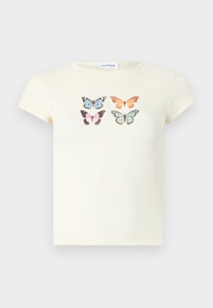 Πουκάμισο μπεζ με κοντά μανίκια και τέσσερα πολύχρωμα σχέδια πεταλούδων σε διάταξη 2x2 στο κέντρο του στήθους.