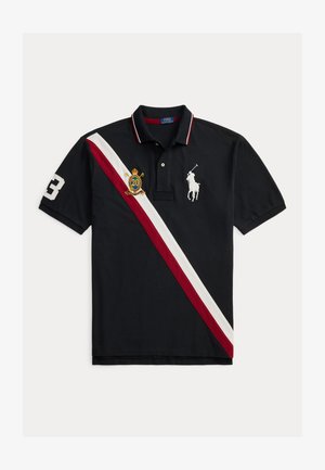 Juoda polo marškinėliai su raudonomis ir baltomis įstrižomis juostomis, siuvinėtu baltu polo žaidėjo logotipu, skaičiumi 3 ant rankovės ir „20“ ženkliuku ant krūtinės.