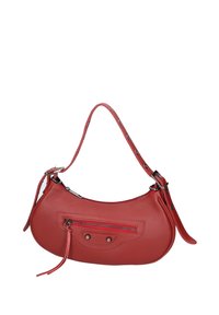 Borsa a mano in pelle rossa con una forma curva, tasca frontale con zip e una tracolla con hardware decorativo e dettagli cuciti.