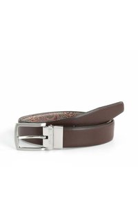 Brauner Ledergürtel mit einer silbernen Metallschnalle und einem gemusterten Innenfutter. Glatte Textur, schmale Form und minimale Details.