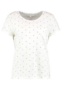 Camiseta blanca de manga corta con cuello redondo, que presenta un patrón de pequeños anclajes negros y un bolsillo en el pecho izquierdo. Textura de tela suave.