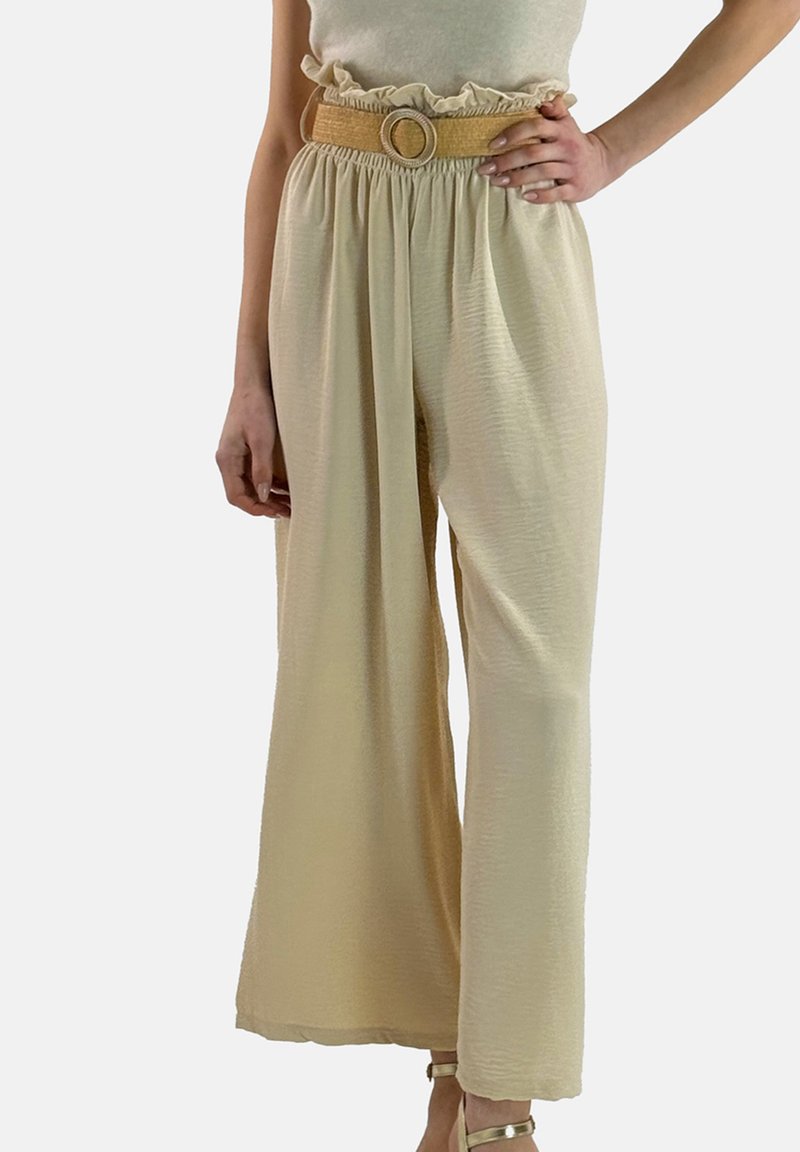 Roomy crème wijde broek met een gestructureerde afwerking, hoge elastische tailleband en een ronde stoffen ceintuur. Geschikt voor casual dragen.