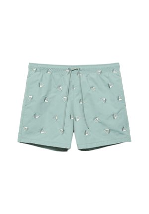 Short de bain bleu clair avec motifs de voiliers blancs et gris foncé et taille élastique avec cordon de serrage à l'avant.