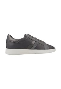 Zapatilla deportiva de cuero gris con un acabado suave, detalles en ante, suela de goma blanca y rayas laterales en contraste. Cordones sobre una puntera redondeada.