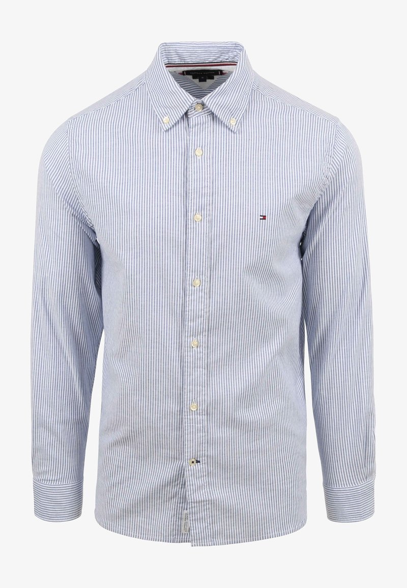 Camicia da uomo a maniche lunghe con bottoni, a righe verticali blu e bianche, colletto con bottoni e piccolo logo ricamato sul petto.