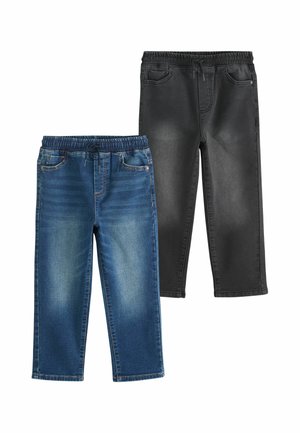 Zwei Paar Kinderjeans mit elastischem Taillenbund, eines aus blauem Denim und eines aus schwarzem Denim, flach auf weißem Hintergrund gezeigt.