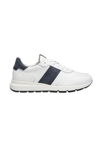 Sneaker bianco con dettagli blu navy, caratterizzato da una tomaia in pelle liscia, design con lacci e suola in gomma testurizzata. Dettaglio con striscia laterale presente.