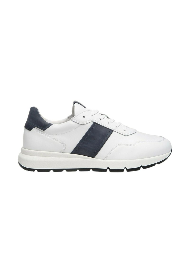 Sneaker bianco con dettagli blu navy, caratterizzato da una tomaia in pelle liscia, design con lacci e suola in gomma testurizzata. Dettaglio con striscia laterale presente.