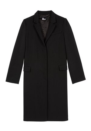 Cappotto lungo nero con un design su misura, caratterizzato da un colletto a scollo a 'V', due tasche anteriori e una texture liscia. Chiusura con un solo bottone davanti.