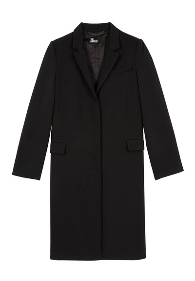 Long manteau noir au design ajusté, présentant un col cranté, deux poches à l'avant et une texture lisse. Fermeture à un bouton à l'avant.