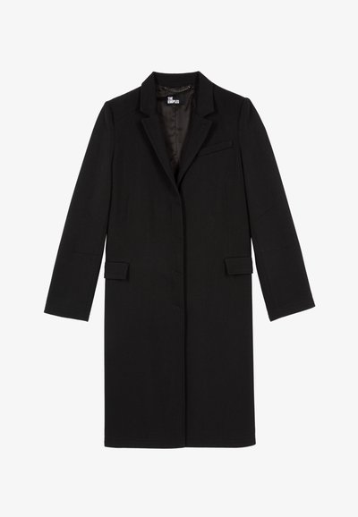 Cappotto lungo nero con un design su misura, caratterizzato da un colletto a scollo a 'V', due tasche anteriori e una texture liscia. Chiusura con un solo bottone davanti.