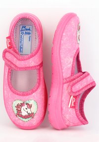 Rosa Kinderschuhe mit einem glitzernden Riemen, herzförmigem Einhorn-Design und strukturierten Sohlen. Weicher Stoff mit Mesh-Einsätzen für Atmungsaktivität.