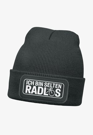 Schwarze Strickmütze mit gerippter Textur, die einen weißen rechteckigen Aufnäher mit Text und einem Fahrradsymbol zeigt.