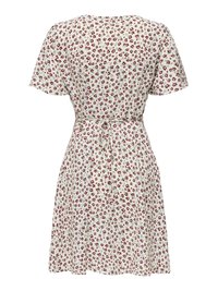 Fehér rövid ujjú ruha piros virágmintával, derékban vékony megkötővel húzva, térdig érő, bővülő szoknyával, hátulnézetben.