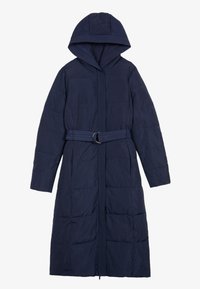 Abrigo acolchado azul marino con capucha, que presenta mangas largas, cintura ceñida con cinturón y detalles cosidos para aislamiento y forma.