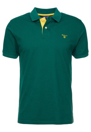 Ciemnozielona koszulka polo z krótkim rękawem, z żółtą wewnętrzną listwą i małym żółtym logo GANT na lewej piersi.