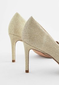 Next WIDE FIT FOREVER COMFORT POINT TOE MID COURT - Decolleté - shimmer