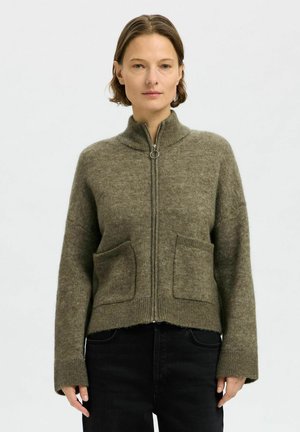 Olivgrüner Reißverschluss-Pullover aus strukturiertem Strickstoff, mit hohem Kragen, zwei Fronttaschen und einem cropped Saum.