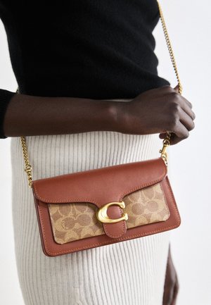 Borsa a tracolla in pelle marrone e monogramma color cammello con una chiusura a forma di C in tono oro e tracolla a catena, caratterizzata da una texture liscia e una forma strutturata.