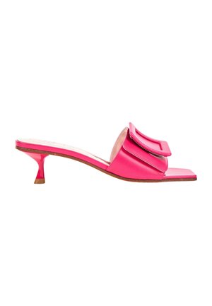 Mule rose vif à bout ouvert avec un talon fin de hauteur moyenne et une grande boucle décorative sur la bride traversant le pied.