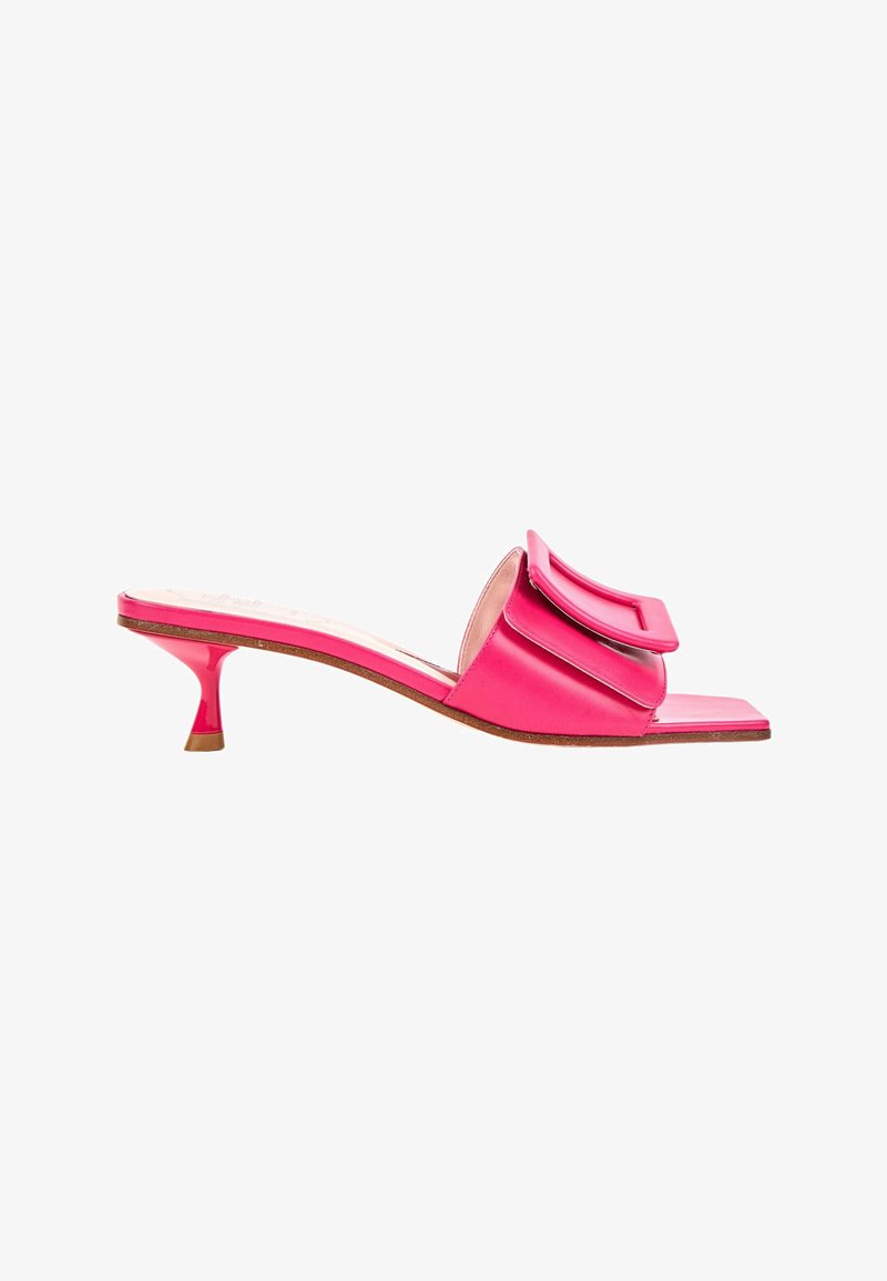 Mule rose vif à bout ouvert avec un talon fin de hauteur moyenne et une grande boucle décorative sur la bride traversant le pied.