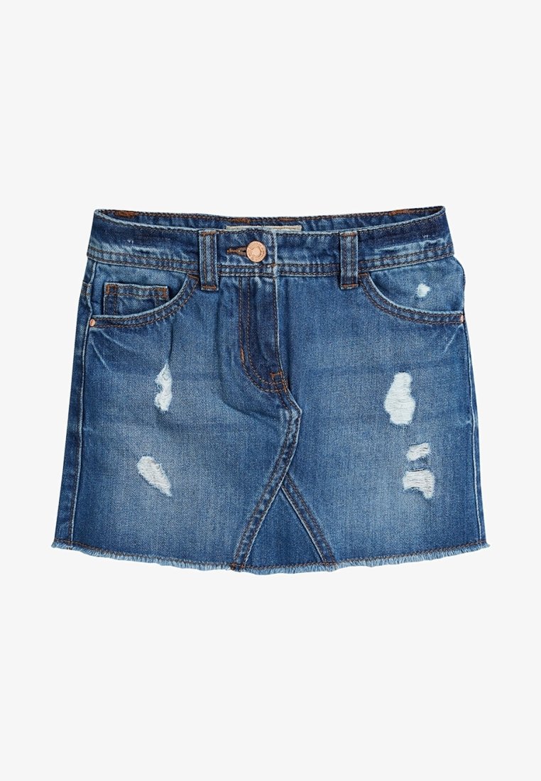 Mini-jupe en denim bleu avec des patchs usés, une fermeture à boutons sur le devant, des passants pour ceinture et un ourlet effiloché.
